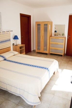 2 slaapkamers, een strijkplank/strijkijzer, reisbedje, gratis wifi