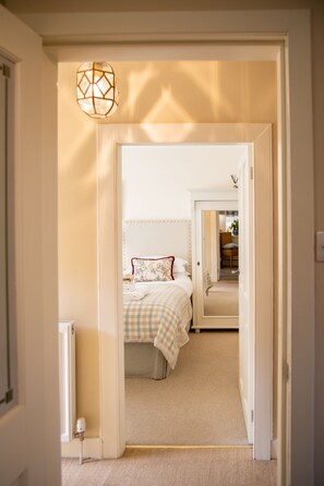 3 habitaciones, tabla de planchar con plancha y cuna de viaje