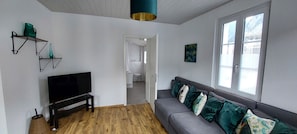 Smart TV, books - Stylish new apartment located 3 mins walk from Interlaken West station. (Interlaken)