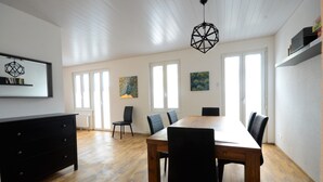 Dining - Stylish new apartment located 3 mins walk from Interlaken West station. (Interlaken)
