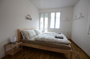 3 bedrooms, iron/ironing board, travel cot, free WiFi - Stylish new apartment located 3 mins walk from Interlaken West station. (Interlaken)