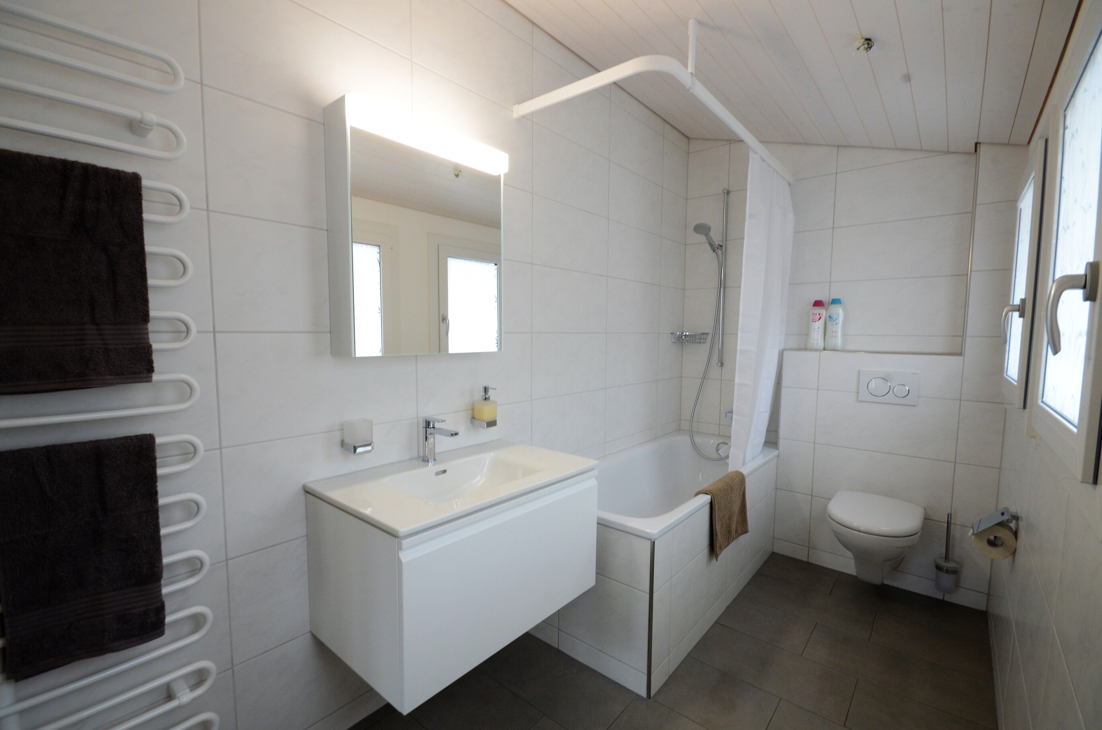 Tina con regadera, secadora de cabello, toallas, jabón 