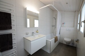 Ensemble douche/baignoire, sĂšche-cheveux, serviettes fournies, savon