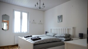 3 bedrooms, iron/ironing board, travel cot, free WiFi - Stylish new apartment located 3 mins walk from Interlaken West station. (Interlaken)