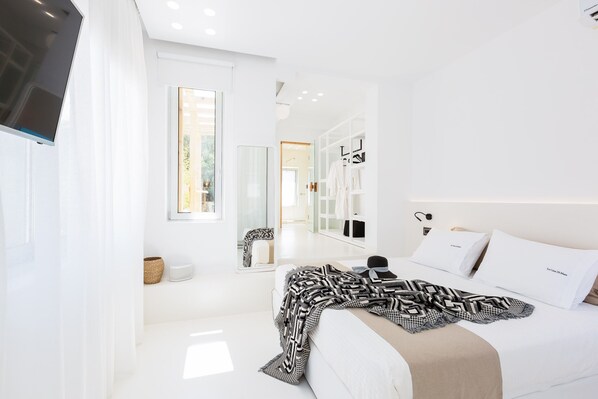 A modern bedroom with a large bed, a wardrobe, and a mirror. - La Casa di Mare, Luxury SeaFront Villa with Private Pool, Whirlpools & Sauna (Rethymno)