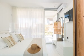 5 chambres, coffres-forts dans les chambres, bureau