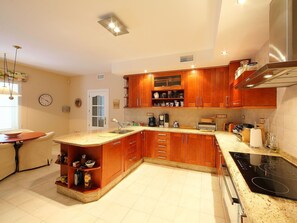 Mikrobølgeovn, ovn, oppvaskmaskin og høy barnestol