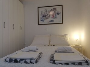 1 makuuhuone, tallelokero huoneessa, silitysrauta/-lauta