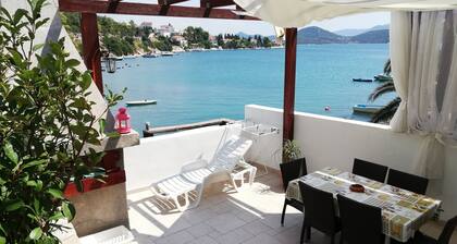 Asunto Olly meren rannalla iso terassi grillauksella 4 aurinkotuolet ja puutarha