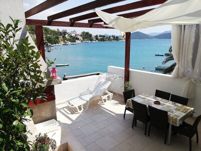 Apartment Olly seafront large terrace with barbecue 4 sunbeds and garden