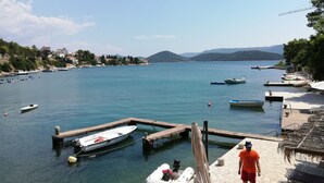Una marina con imbarcazioni ormeggiate, un molo e una vista panoramica del paesaggio circostante.