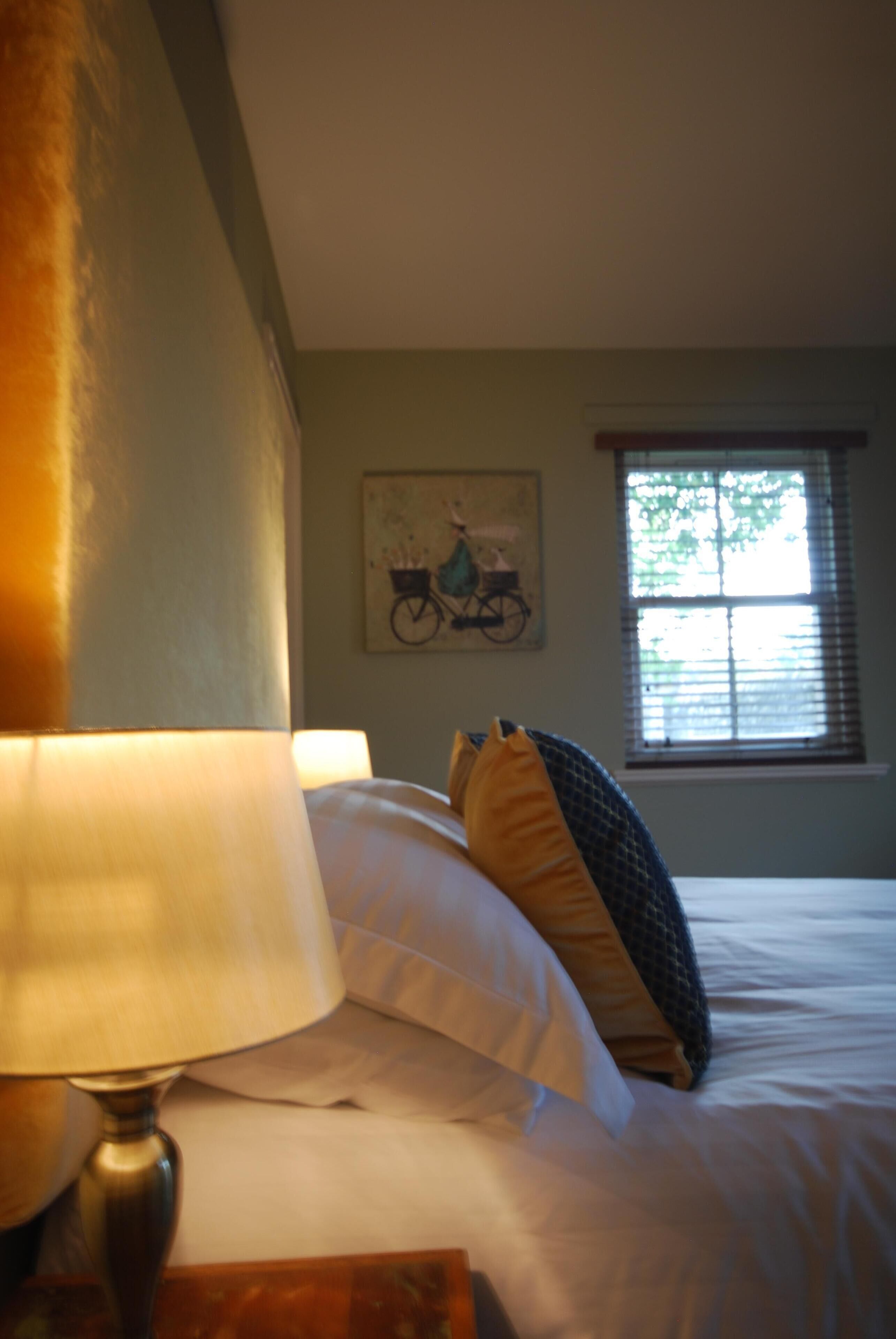 5 bedrooms, iron/ironing board, WiFi, bed sheets