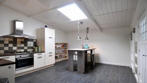Fridge, microwave, oven, stovetop - The Forge; Luxury and charming holiday home (Lobith)