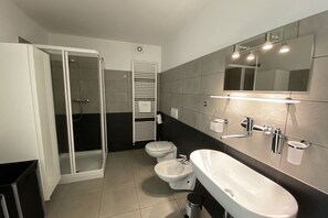 Shower, hair dryer, bidet, towels - Bride apartment Colonno (colonno)