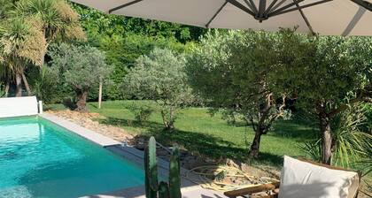 TrÚs grand mas de 200m2 avec piscine privée 6 personnes à 20 mm d'Aix/provence