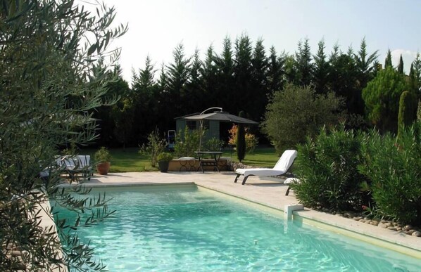 Una piscina al aire libre