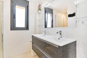 Combined shower/bathtub, hair dryer, towels, soap - Modern house near beach,10 people, BBQ, own pool with spa/jet/cascade & top host (San Pedro del Pinatar)