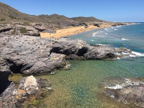 Nær stranden og strandhåndklær