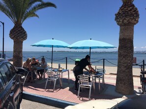 Outdoor dining - Modern house near beach,10 people, BBQ, own pool with spa/jet/cascade & top host (San Pedro del Pinatar)