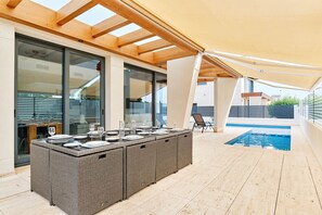 Dining - Modern house near beach,10 people, BBQ, own pool with spa/jet/cascade & top host (San Pedro del Pinatar)