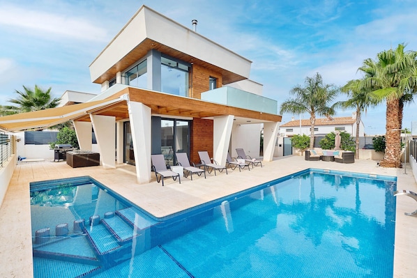 Utendørsbasseng og et oppvarmet basseng