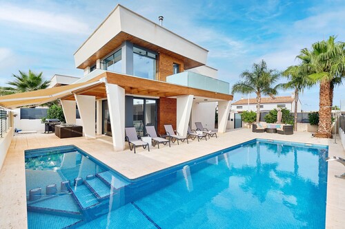 Modern house near beach,10 people, BBQ, own pool with spa/jet/cascade & top host