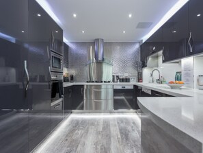 Kjøleskap, mikrobølgeovn, ovn og kokeplater