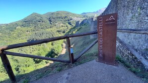 A sign for 'Porta dei Castelli' with a view of a mountainous landscape. - ✨ Luxury Tuscan Villa | Private Pool, BBQ, Wood Oven | Helicopter Tours Nearby (san romano di garfagnana (LU))
