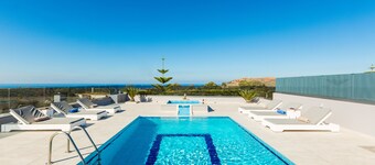 Villa Angelina! Superbes vues sur la mer, à 5 'de la plage de sable et des commerces, jacuzzi!