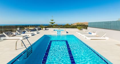 Angelina Villa, Superb sea views, 5' to sandy beach & shops, whirlpool
