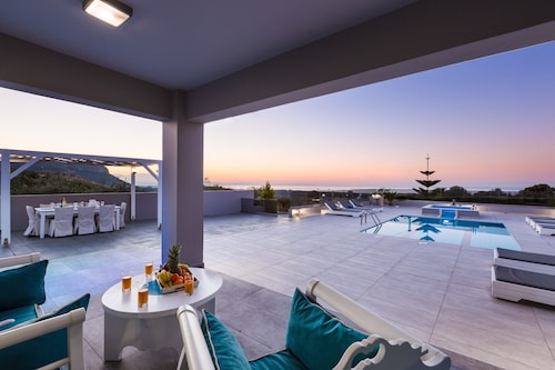 Angelina Villa, Superb sea views, 5' to sandy beach & shops,  whirlpool