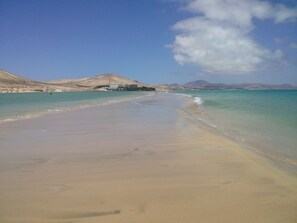Vlak bij het strand, ligstoelen aan het strand