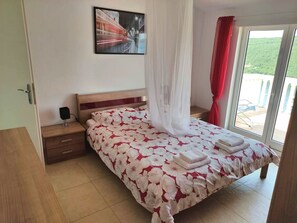 4 slaapkamers, een strijkplank/strijkijzer, reisbedje, gratis wifi