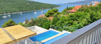 SPACIOUS VILLA - OWN PRIVATE POOL, WIFI, STUNNING SEA VIEWS