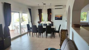 Een smart-tv, een open haard, een dvd-speler en boeken