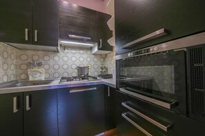Réfrigérateur, micro-ondes, plaque de cuisson, grille-pain