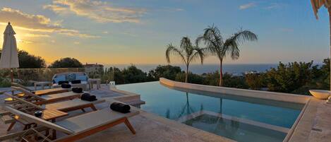 Alberca climatizada y camastros