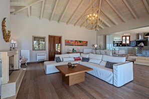 Smart TV, chimenea, consola de videojuegos y Netflix 