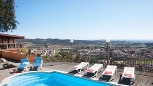 A pool with lounge chairs and a view of a town and hills. - Wonderful private villa with private pool, WIFI, TV, terrace, pets allowed and panoramic view (Calonge)
