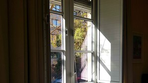 Una stanza con una porta scorrevole in vetro che dà su uno spazio esterno.