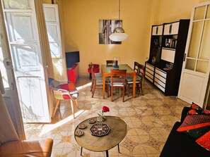 Téléviseur, lecteur de DVD, livres, sélection de musique