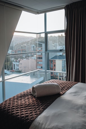 Luxury Apartment, 1 Queen Bed with Sofa bed, Kitchen | Hypo-allergenic bedding, down comforters, minibar, in-room safe