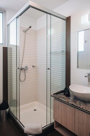 Deluxe Apartment, Multiple Beds, Kitchen | Bathroom | Shower, free toiletries, hair dryer, bathrobes - Fratelli Aparthotel (La Paz)
