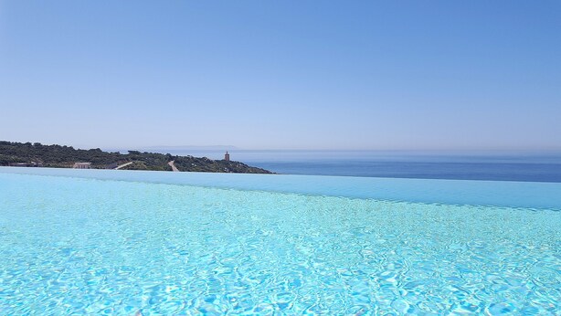 A clear blue pool with a view of a coastal landscape and a distant island. - Luxury / luxury villa with panoramic views of the Atlantic Ocean and Africa (Zahara de los Atunes)
