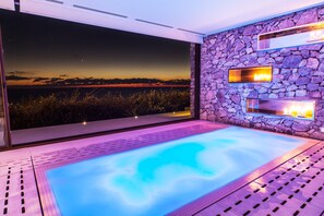 Inomhuspool och utomhuspool