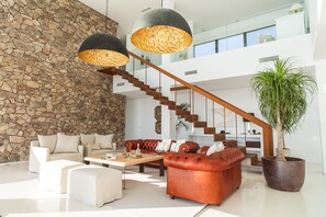 Smart TV, futbolito, libros, estéreo