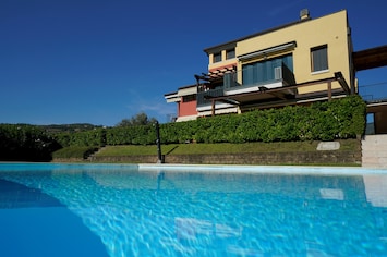 la piscina