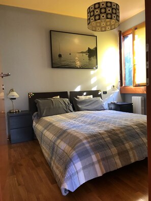 2 bedrooms, travel cot, free WiFi, bed sheets