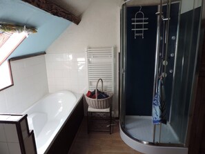Combined shower/tub, hair dryer, towels