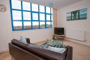 Living area - Comfortable Swindon 1 bedroom Town Centre Apartment, FREE Parking (Swindon)